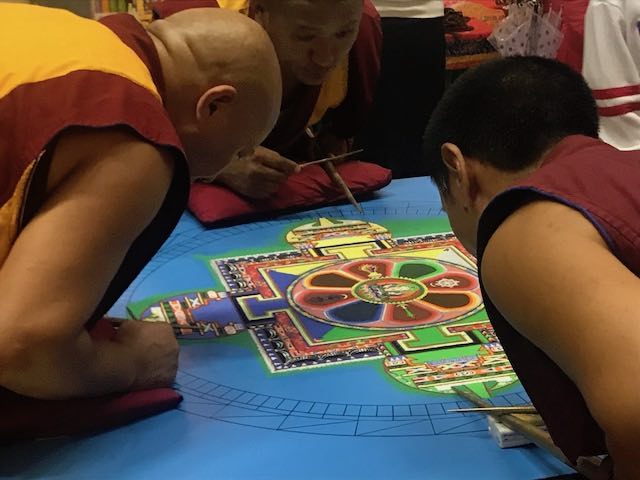 I monaci tibetani conascrano il Mandala della Pace e lo donano alla città
