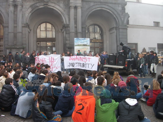 "Against Austerity". Manifestazione pacifica degli studenti orvietani contro i tagli alla scuola