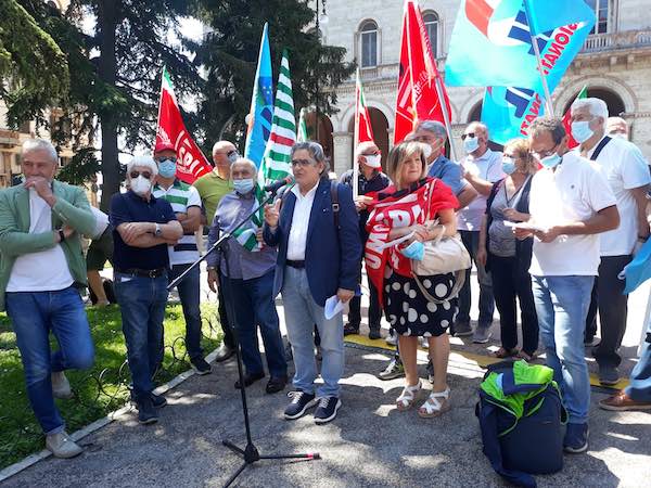 Fondo per la non autosufficienza. I pensionati di Spi Cgil, Fnp Cisl e Uilp Uil in piazza
