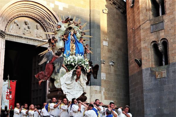Festa di Maria Assunta, messa sul sagrato di Sant'Andrea