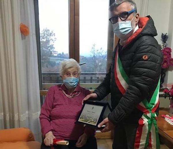 Targa e pergamena del Comune per i 100 anni di Nonna Giacomina