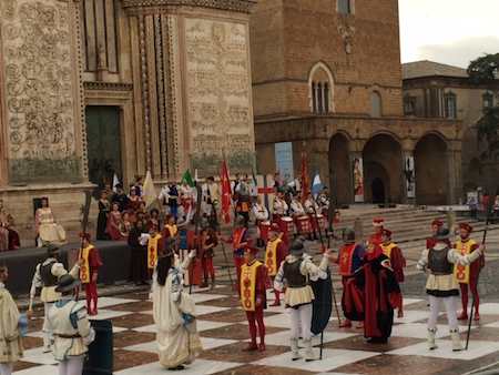 La pioggia non rovina la festa. Marostica si aggiudica la partita a scacchi viventi