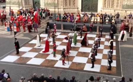 Grande folla e generale entusiasmo per la partita a scacchi tra Orvieto e Marostica. Breve video