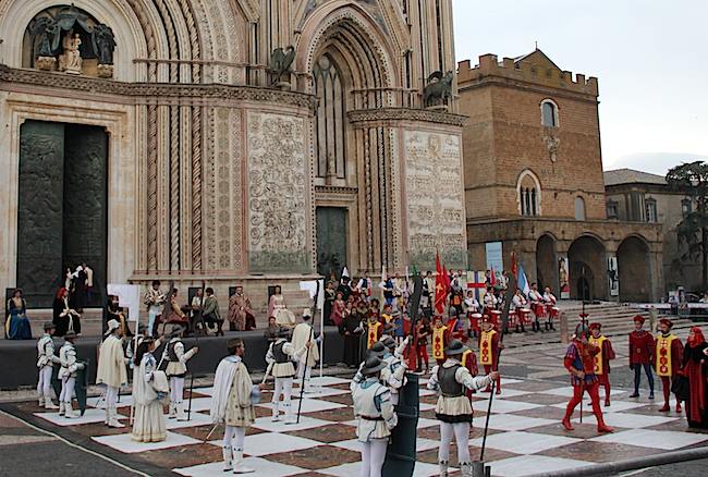 Orvieto tende la mano a Marostica. Foto e costumi del corteo storico in mostra al castello vicentino