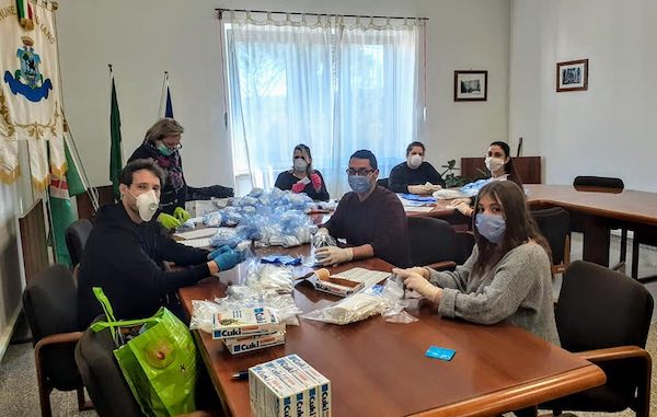 Ad Attigliano i volontari distribuiscono le mascherine casa per casa