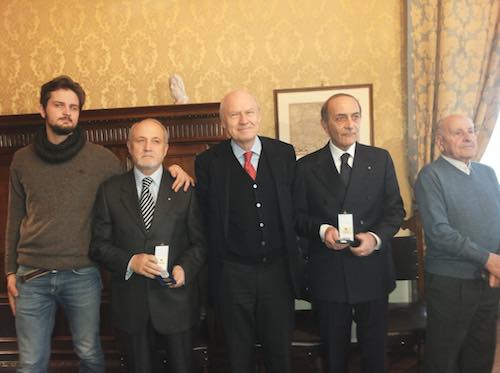 Il Prefetto Bellesini consegna le medaglie d'onore agli ex internati 
