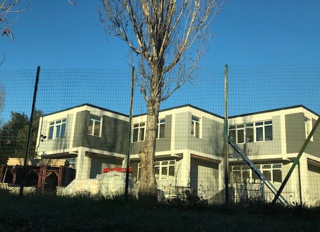 Prime tre classi alla Scuola Media di Ciconia. Sì al progetto definitivo per le aree esterne