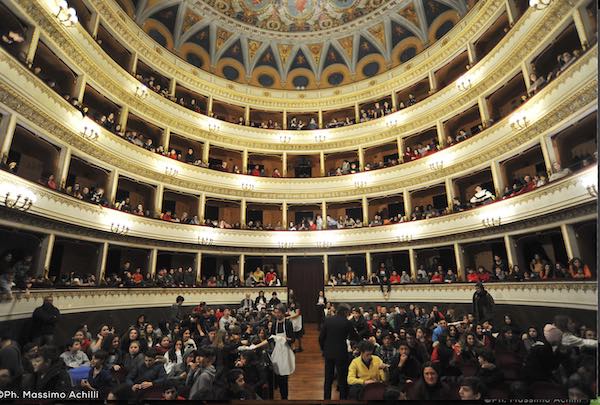 TeatroMemoria al Mancinelli, pane azzimo ed eroi semplici per 425 studenti