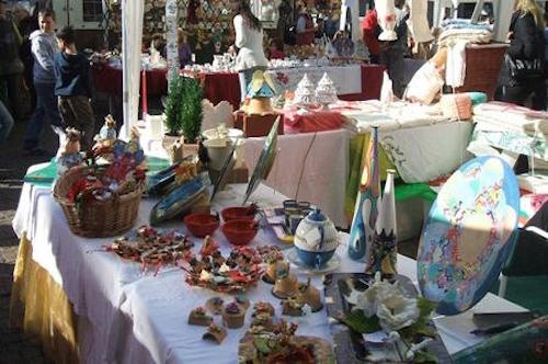 In Via della Costituente torna il mercatino dell'antiquariato, usato, collezionismo e hobby