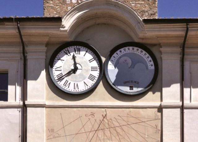 Meridiane e orologi dell'Umbria in un libro, strumenti astronomici al Museo Archeologico