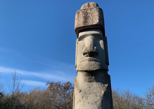 Moai sul mensile del TCI. Nel gigante in peperino batte un cuore cileno