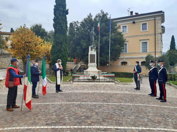 "Corone di alloro per chi si sta ancora sacrificando per il bene della Patria"