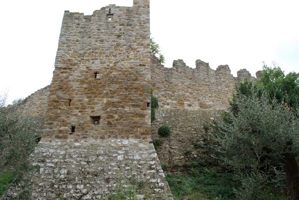 Al Castello di Montecolognola si inaugurano i lavori di restauro della cinta muraria