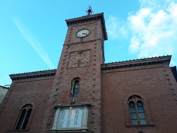 I rintocchi della Torre dell'Orologio nel silenzio di una comunità che spera