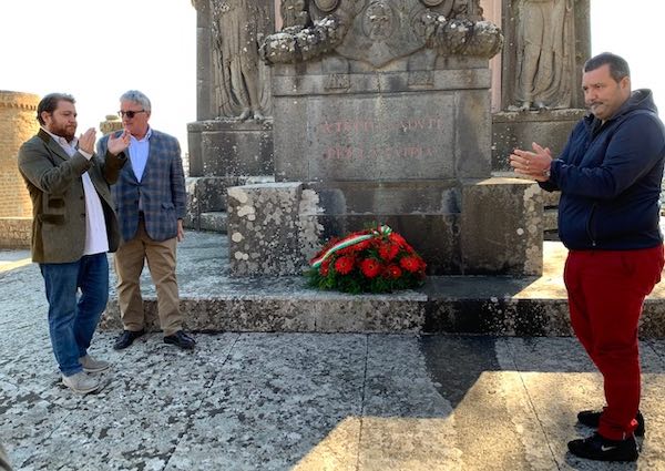 La Cgil depone fiori al Monumento ai Caduti in memoria dei poliziotti uccisi