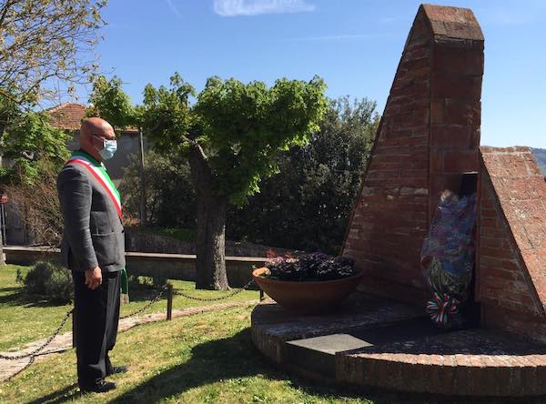 Mazzo di fiori sul Monumento ai Caduti. Cerimonia dimessa, ma non meno sentita