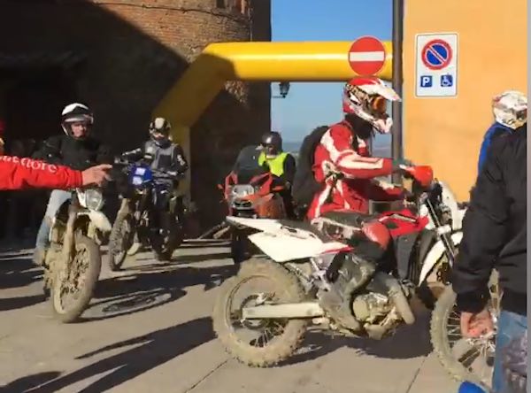 Doni al Centro Diurno dalla "MotoBefana" della Uisp