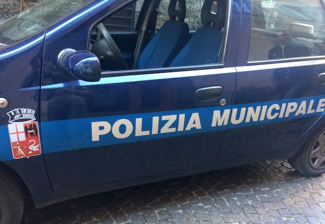 In stato di ebbrezza e senza patente, provoca incidente alla guida di un'auto