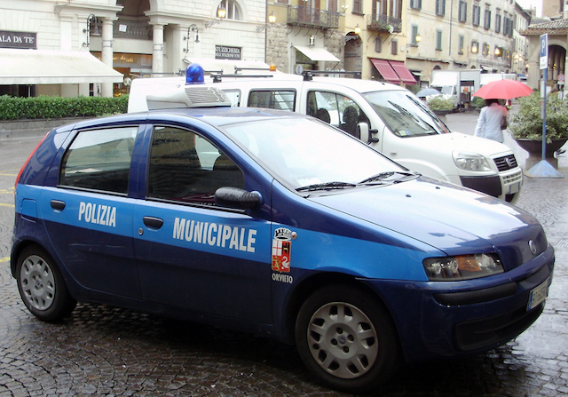 Auto si ribalta lungo la Strada della Stazione a causa della pioggia