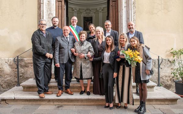 Grande festa per i 100 anni di Nonna Aida. "Gli anziani sono una risorsa preziosa"