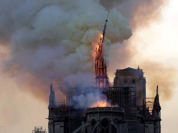 Notre-Dame brucia e la Satira infiamma