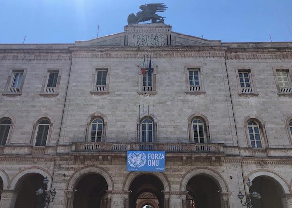 La bandiera dell'Onu sul palazzo della Provincia nel 75esimo della Carta delle Nazioni Unite