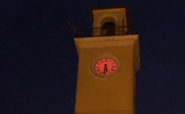 In rosso l'Orologio del Comune e le scarpe in ceramica accanto alla panchina