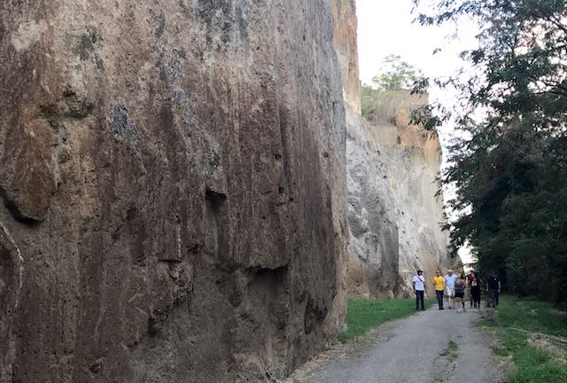 La "Passeggiata Pede(rupe)stre" di Italia Nostra rivela croci incise nella roccia
