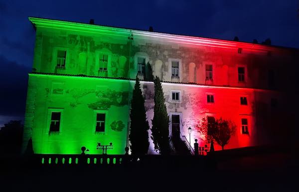 Luci tricolori sulle facciate dei palazzi per accendere la speranza nel Paese