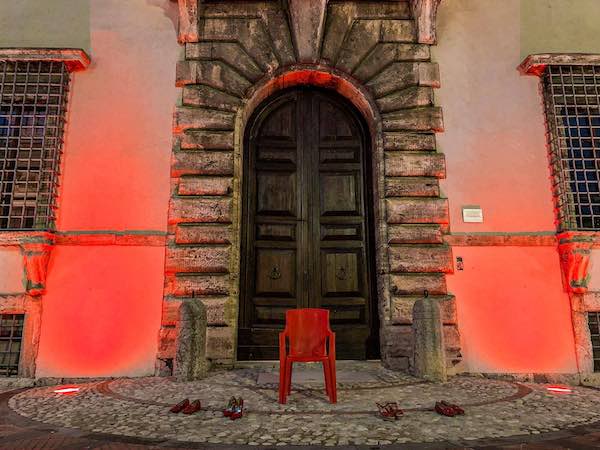 Palazzo Cesi rosso e rosa, contro la violenza sulle donne e il tumore al seno