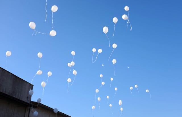Palloncini bianchi per l'ultimo saluto a Laura. "Solo Dio conosce la verità"
