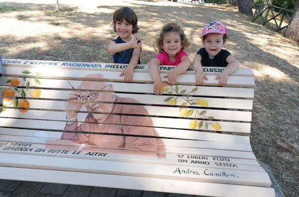 Una panchina-libro dedicata ad Andrea Camilleri anche al Parco del Pinaro