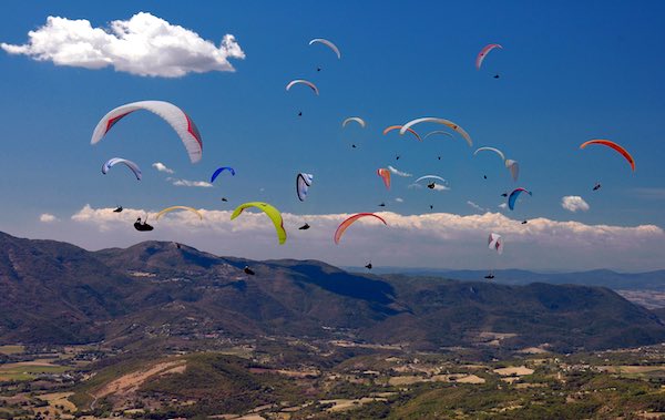 Voli in parapendio e deltaplano in Umbria. Windsurf, kitesurf e surf sul Tirreno