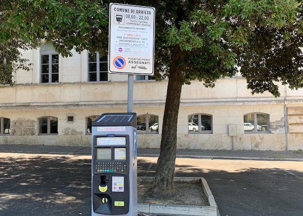 Parcheggi blu di superficie gratuiti dalle 16 alle 22 nel centro storico