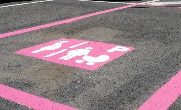 Parcheggi rosa per donne in gravidanza e neo-mamme, la Lega presenta una mozione