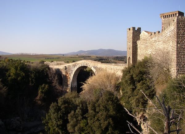 Al Parco Naturalistico Archeologico di Vulci, tra i resti dell'antica città