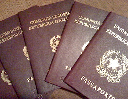 Introdotto il contributo amministrativo di 73,50 euro per il rilascio del passaporto, abolita la tassa annuale 