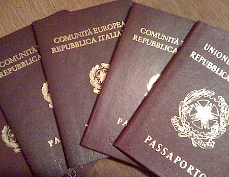 Introdotto il contributo amministrativo di 73,50 euro per il rilascio del passaporto, abolita la tassa annuale 