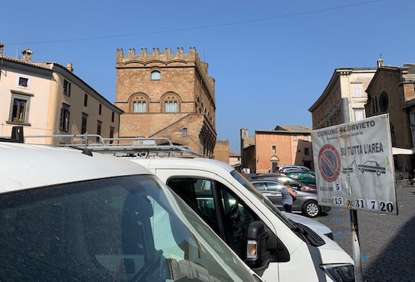 Sosta vietata in Piazza del Popolo, si rifà la segnaletica per ricollocare i banchi del mercato