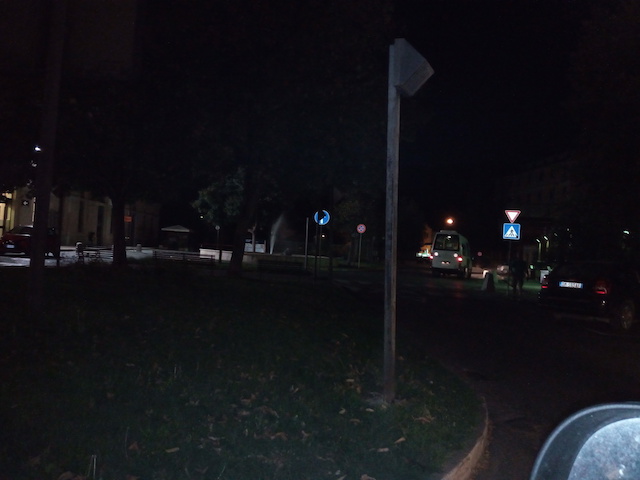 Da almeno 20 giorni Piazzale della Stazione senza luce