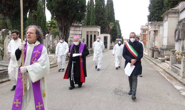 "In migliaia morti nell'anonimato e senza conforto. Vogliamo ricordarli tutti"