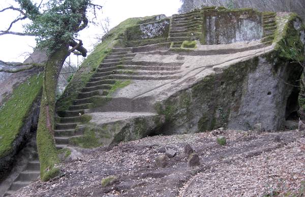 Al CeDiDo si presenta il libro "I misteri della Piramide di Bomarzo"