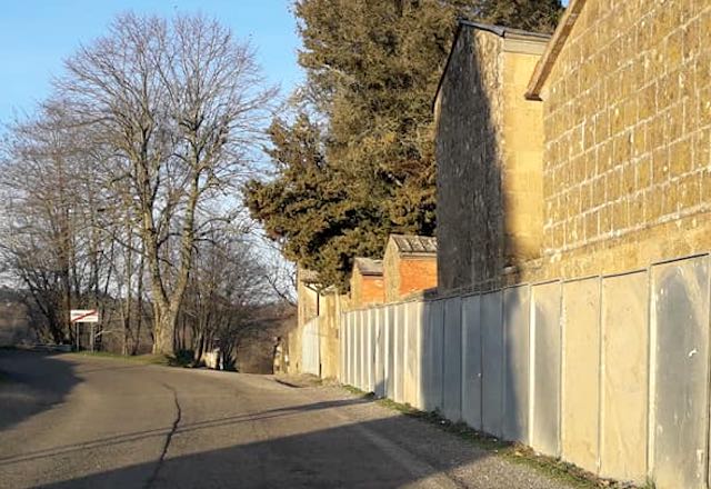 "Le plance elettorali accanto al cimitero di Canale saranno spostate in Piazza Sirio"