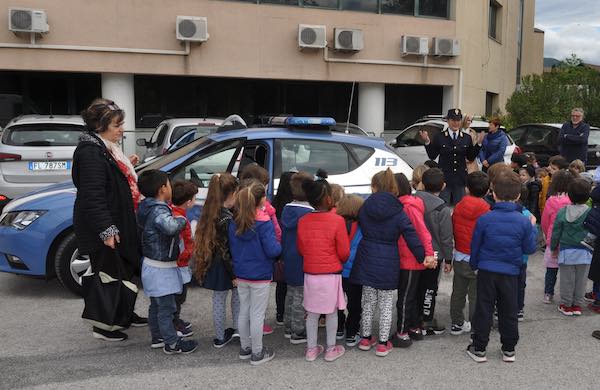 Poliziotti per un giorno, per avvicinare i più piccoli al concetto di legalità