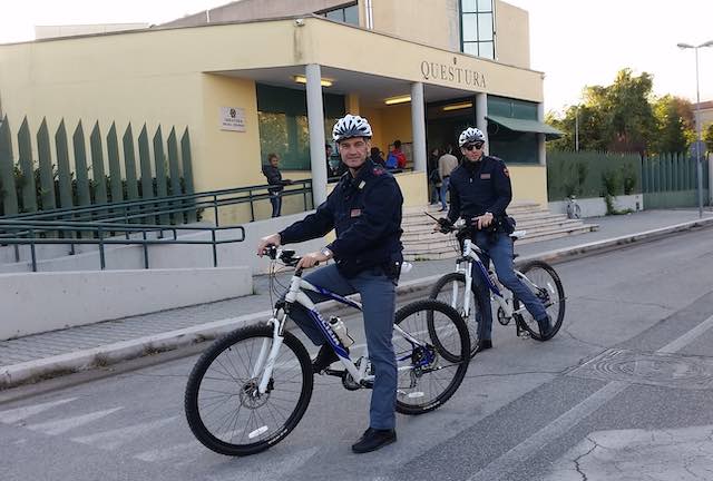 Poliziotti in bicicletta per il pattugliamento di aree verdi e vicoli