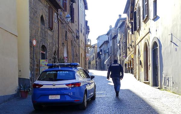 Picchiava continuamente la moglie. Denunciato dalla Polizia per lesioni e allontanato dalla famiglia