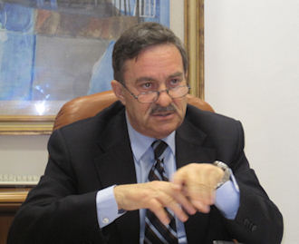 Gli ambientalisti consegnano le firme contro l'eolico al presidente della Provincia 