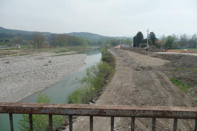 Cartolina 2 da Val di Paglia Bene Comune: la riva destra a valle del Ponte dell'Adunata