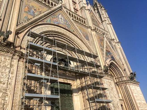 Nuovi ponteggi sul Duomo. Via alla messa in sicurezza dei mosaici della facciata 