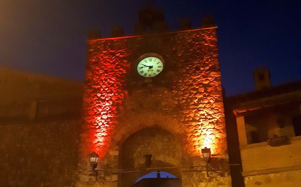 La Porta del Sole si illumina di rosso. "Gesto simbolico, ma carico di significato"